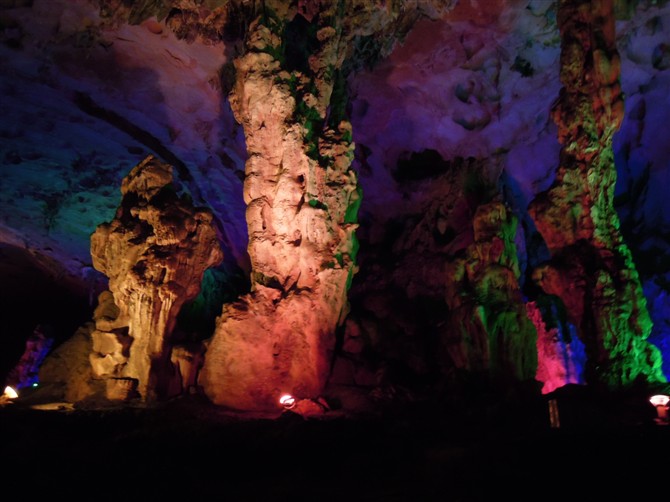  p>秦岩溶洞位于湖南省江华瑶族自治县县城沱江镇东南38公里的 a