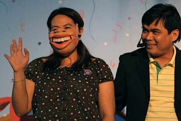 并长期从事相关表演的人,通常表演者会使用腹语木偶通过对话,唱歌