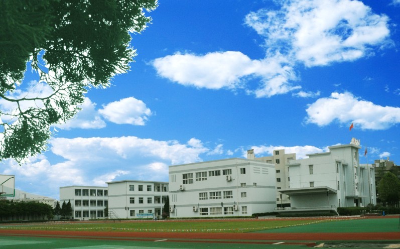  p>温州市龙湾区天河中学创建于1969年,学校占地面积 17567平方米