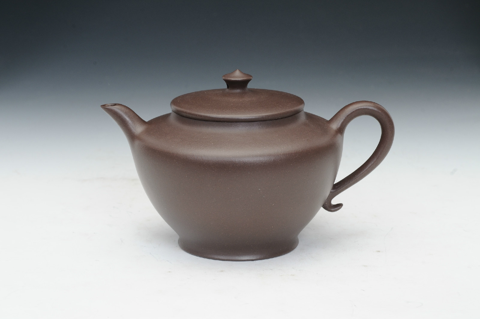  p>范丽静,国家工艺美术师,优秀青年陶艺家,范家壶庄成员,龙德堂艺术