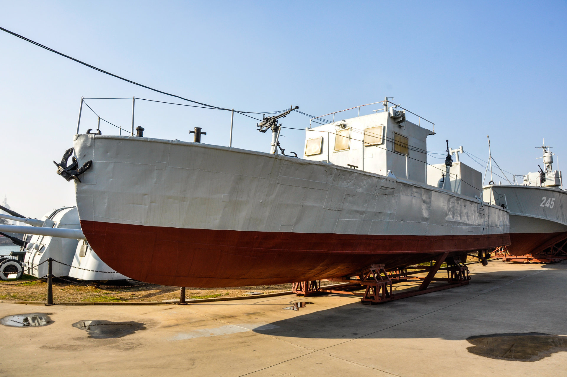  p>"解放"号炮艇民海军早期的一艘小炮艇,排水量只有28吨.