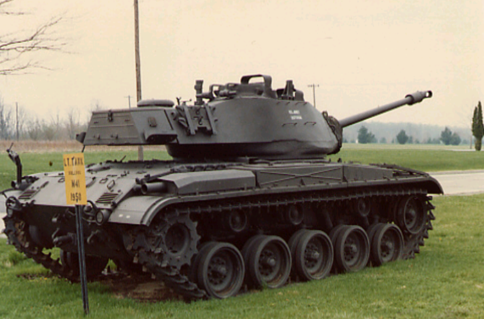 轻型坦克(英文:m41 light tank,绰号:walker bulldog,译文:华克猛犬)