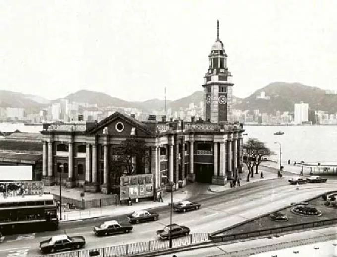 lemmaid="2072937">尖沙咀火车站 /a>,位于中国香港九龙尖沙咀海旁