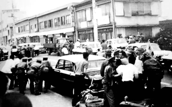 18岁日本少年杀警夺枪 劫持人质与600警察交火 双方连开180枪 百科ta说