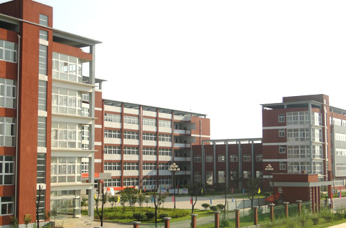  p>池州市池口小学现占地面积2万余平方米,拥有综合教学楼两幢,多功能