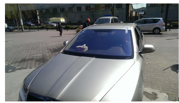  p>汽车玻璃的制作是通过在加热炉内将玻璃加热到接近软化温度,然后将