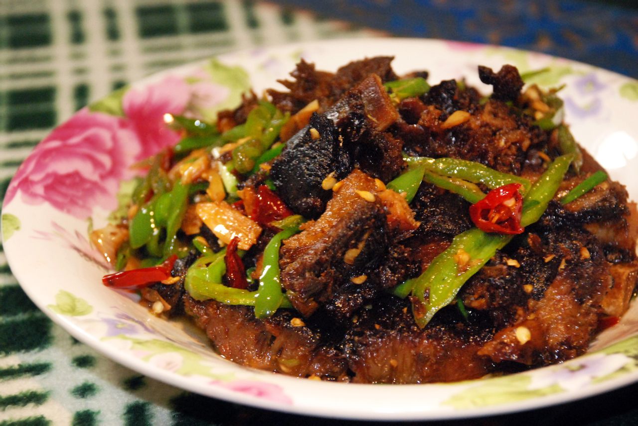  p>青椒腊排骨,以腊排骨,青椒为主料的菜品. /p>