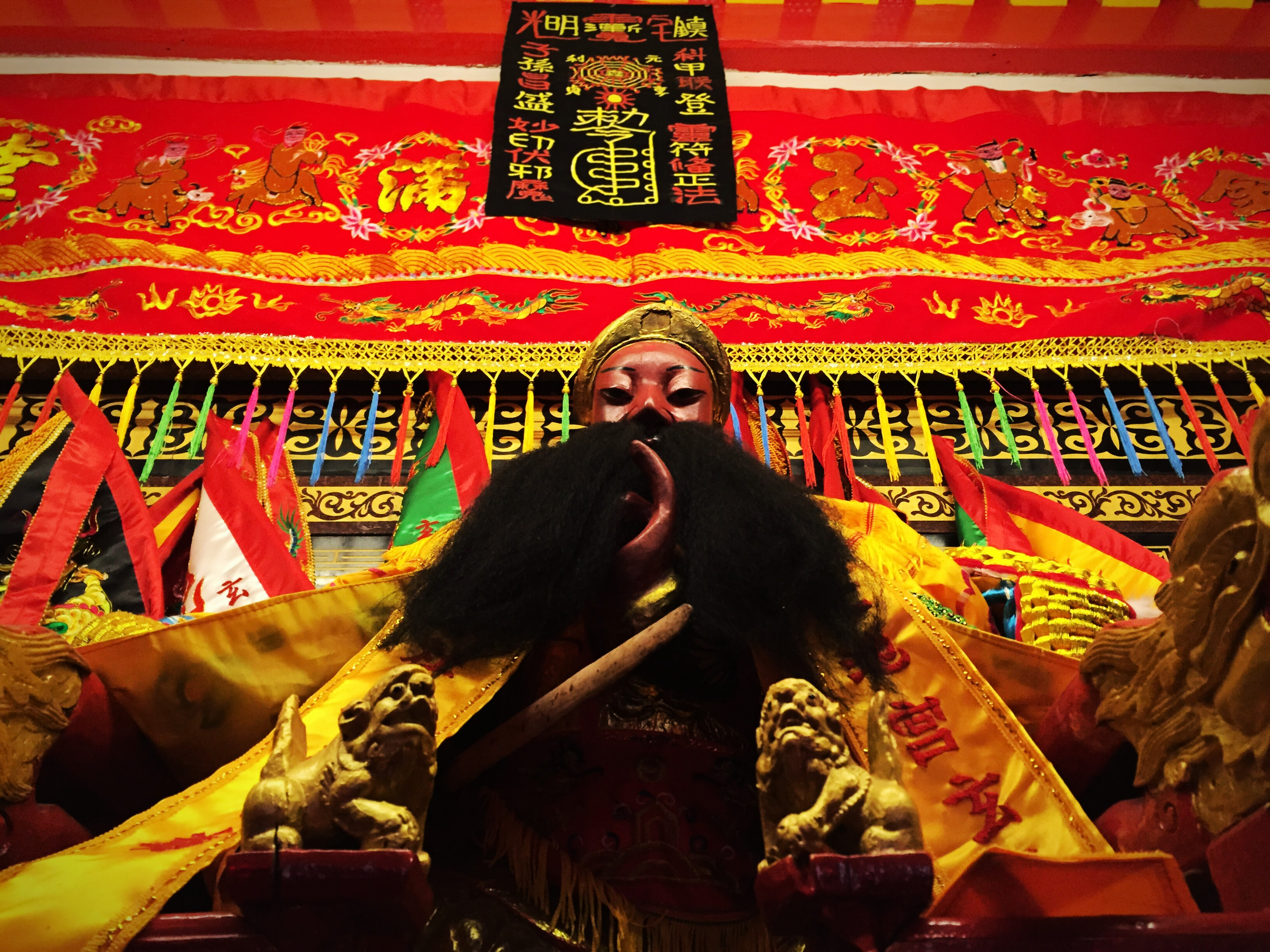 时逢乱世,横遭践踏,宫庙被毁,后又重兴,内供奉玄天上帝及所有护法神明