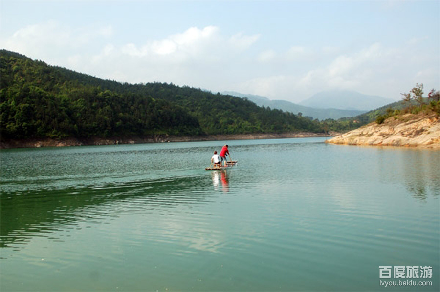 即大洋水库,位于大洋镇西五公里的深山峡谷间,七十年代建成,是缙云