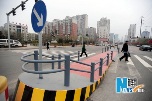  p>安全岛是一种安装在斑马线上的安全装置,与斑马线长度相当,两端还