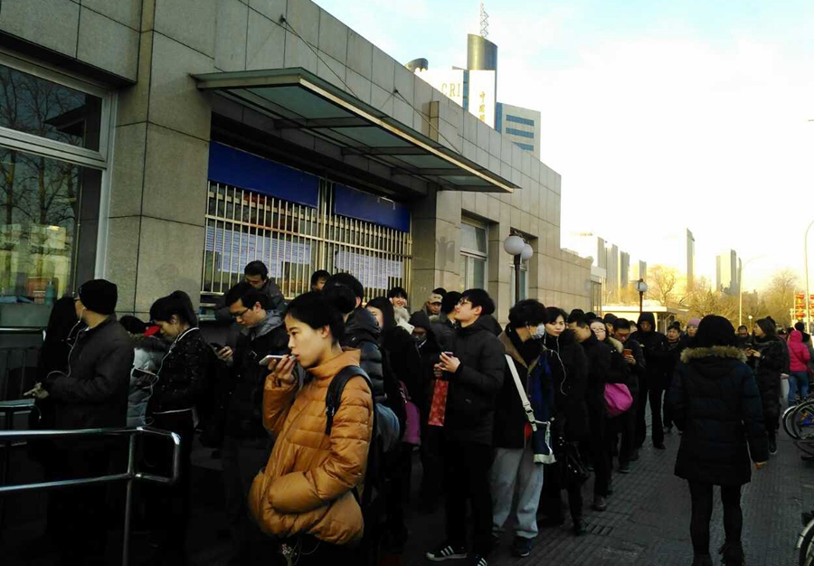 北京1号线八宝山站乘客坠轨