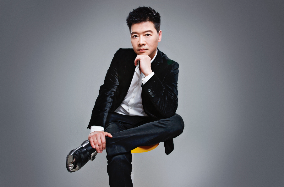 李洪涛(播音名洪涛),男,1976年3月6日出生,现任安徽电视台新闻播音员