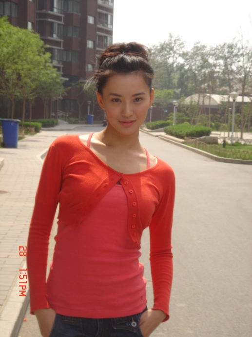  p>莫小奇(原名王萌萌,曾用名莫小棋,莫麒),1981年9月6日出生于中国