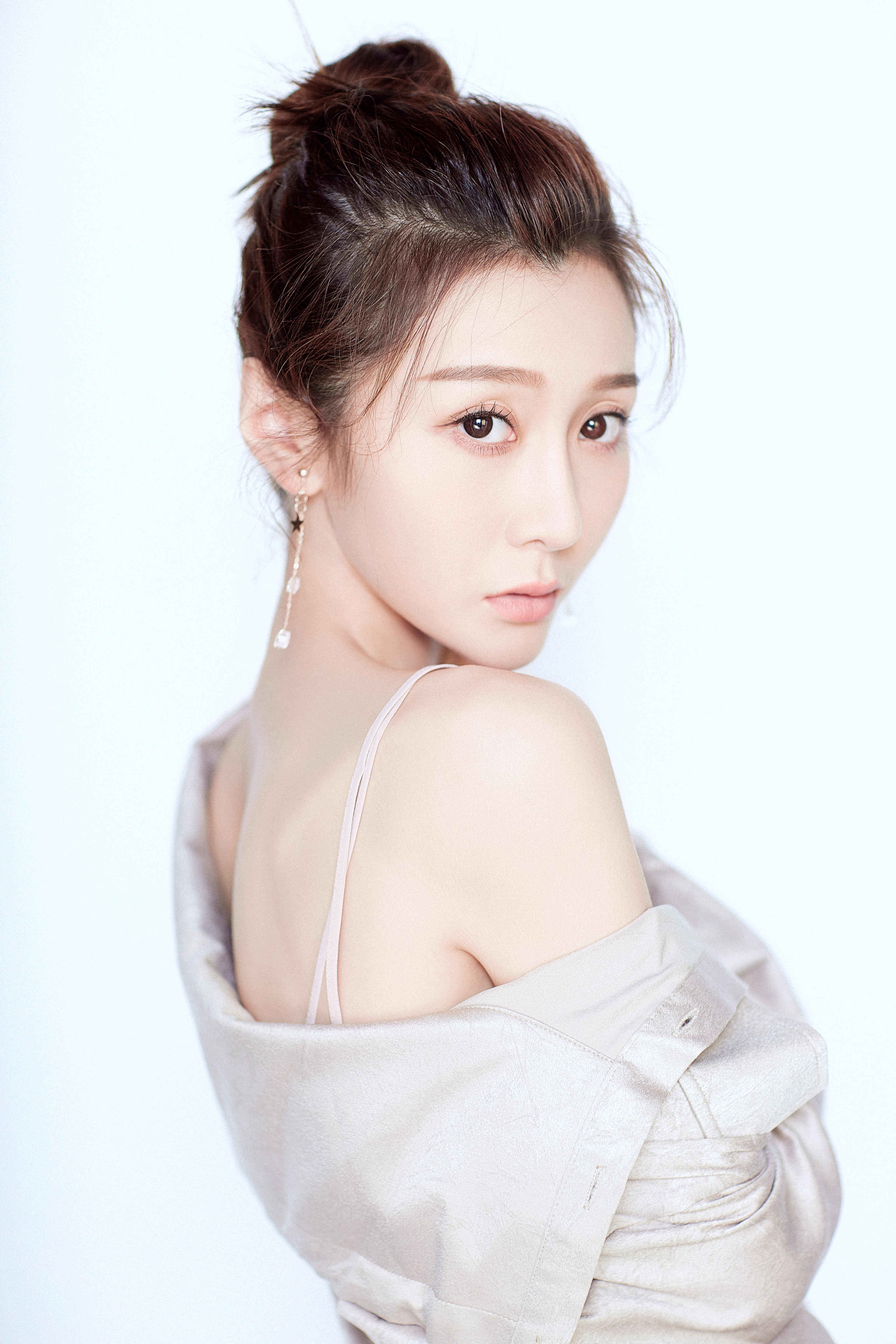  p data-id="gnwp4s7f60">李小娇,中国内地女演员,毕业于 a target="