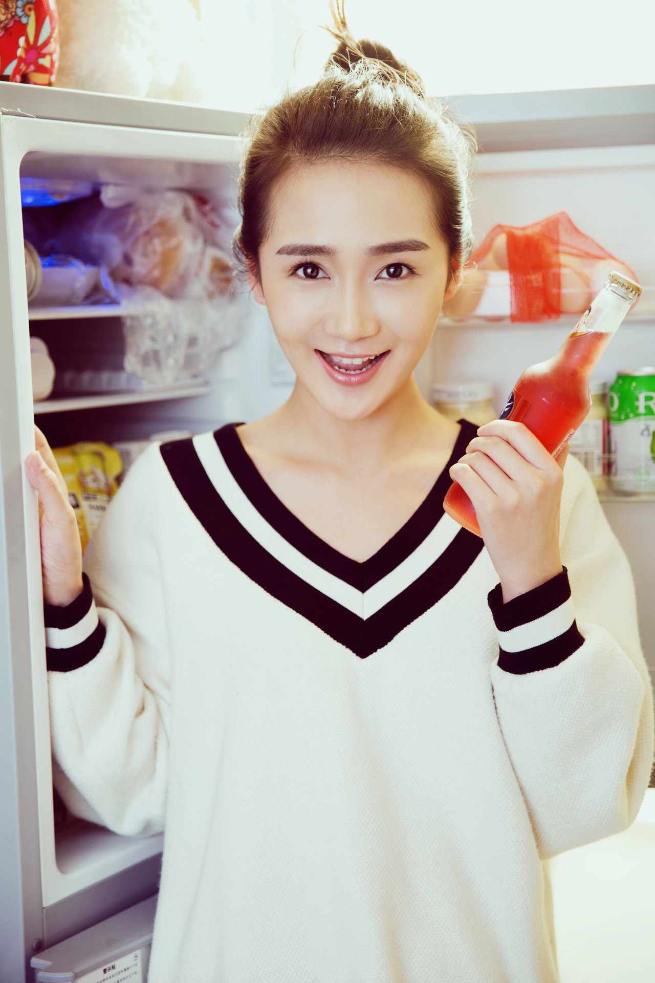 原名黄婧,出生于黑龙江省,毕业于上海戏剧学院表演系,中国内地女演员