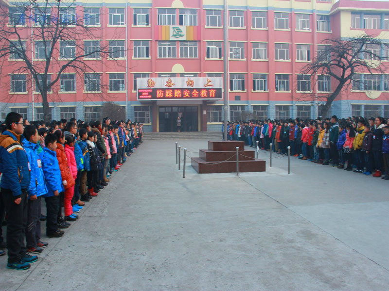  p>莱阳市府前中学地处莱阳城区中心,因北依市政府而得名.