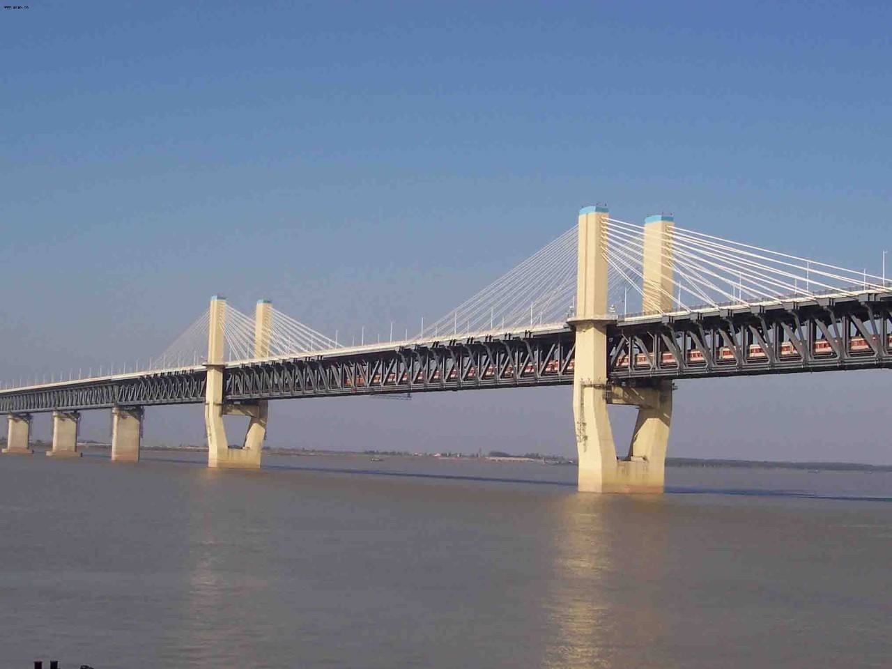 位于长江水道之上,是中国"九五"重点交通建设项目,也是安徽省第一座