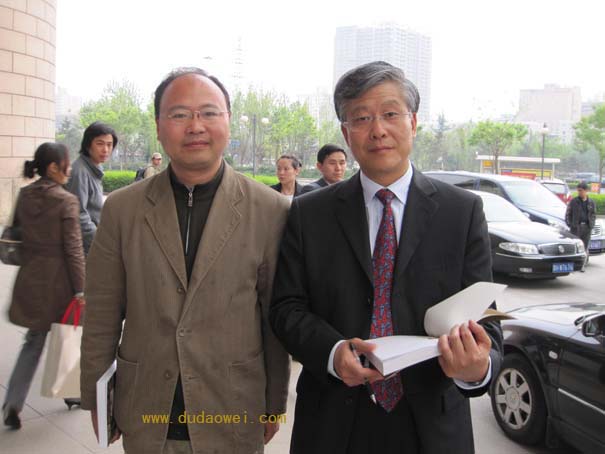 本科就读于南京师范大学美术系,1997年毕业,后在徐州师范学校任教四年