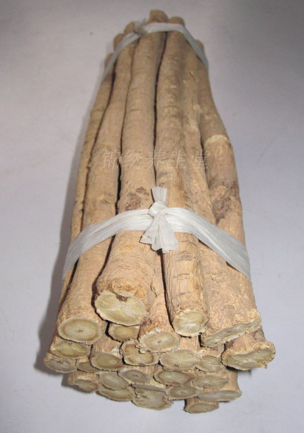  p>北芪,即黄芪,又名膜荚黄芪,因盛产于我国北方,故名北芪,主产于吉林