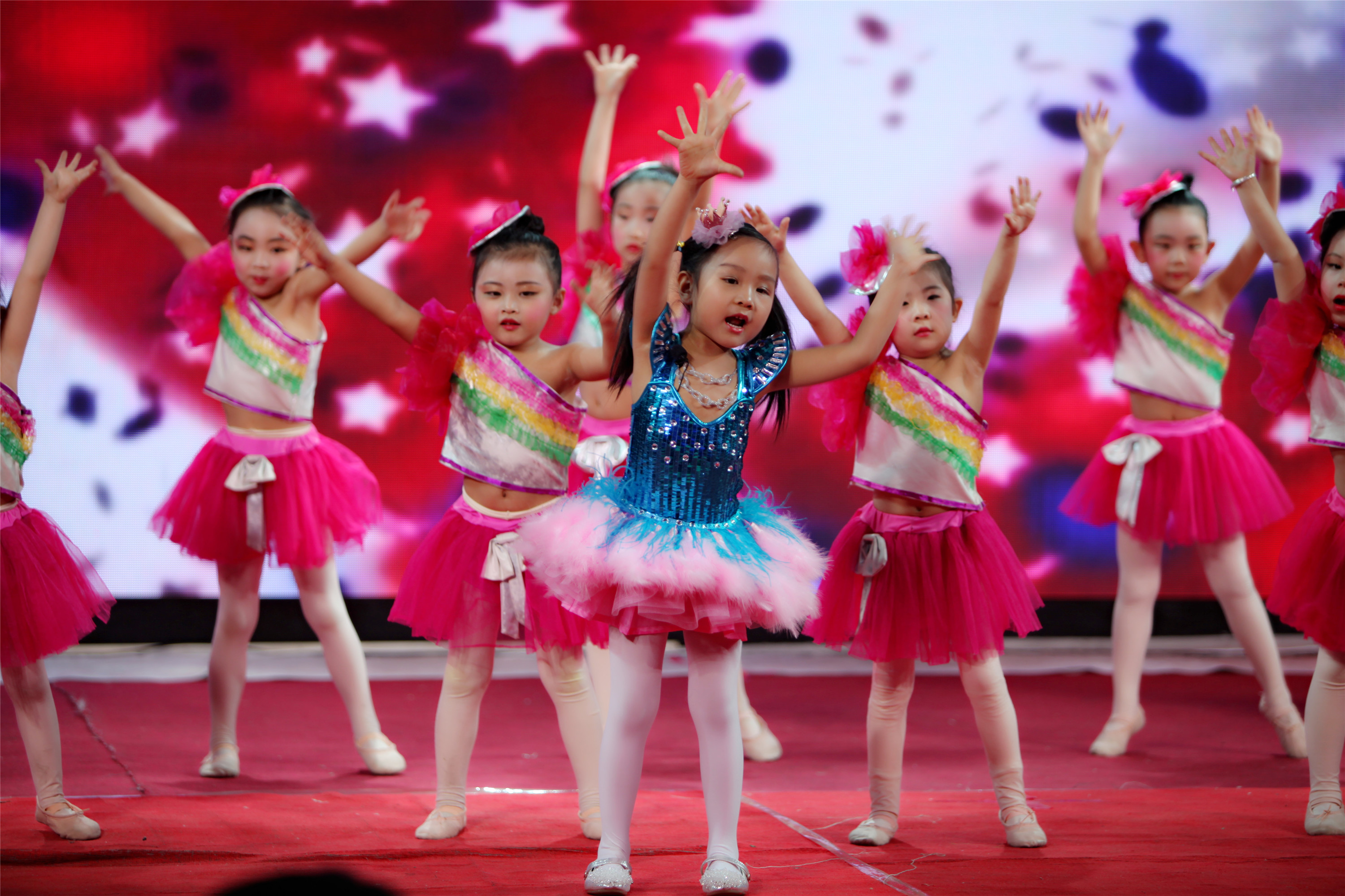  p data-id="gnwhxq4otl">李美妙,2011年7月12日出生,小歌手,小 a