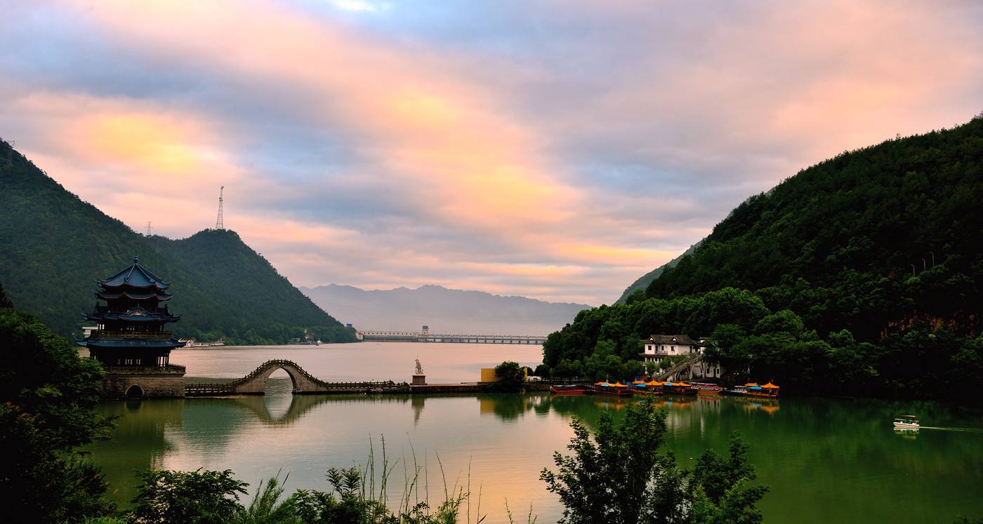  p data-id="gnax9hqpfh">芦茨湾,位于杭州市桐庐县富春江镇东南部