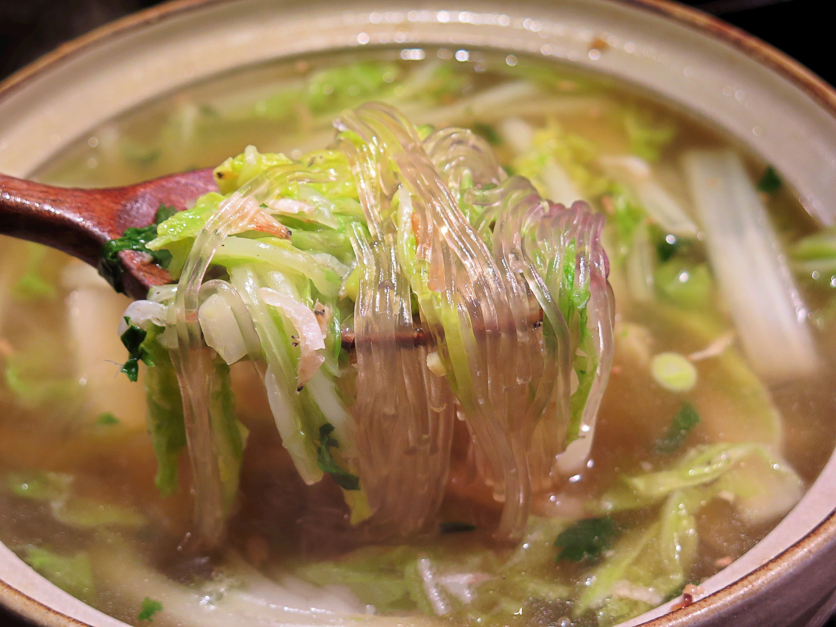  p data-id="gn8j159ng8">羊肉白菜粉条煲:是一道汤类美食,主要原料为