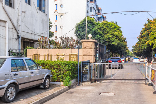  p>何山花园南区位于苏州市高新狮山,由 a target="_blank" href="