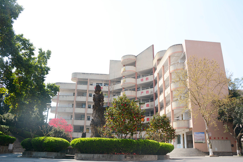 1 high school)简称泸县一中,位于四川省泸县云龙镇云河路777号,是