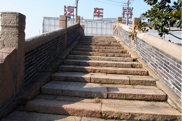  p>南马路桥位于江苏省苏州市姑苏区齐门桥西侧,东西向.