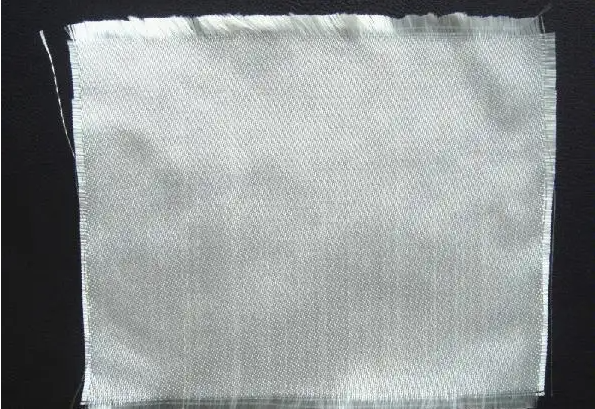 利用石英玻璃纤维材料制成的纱线和非织造布具有良好的