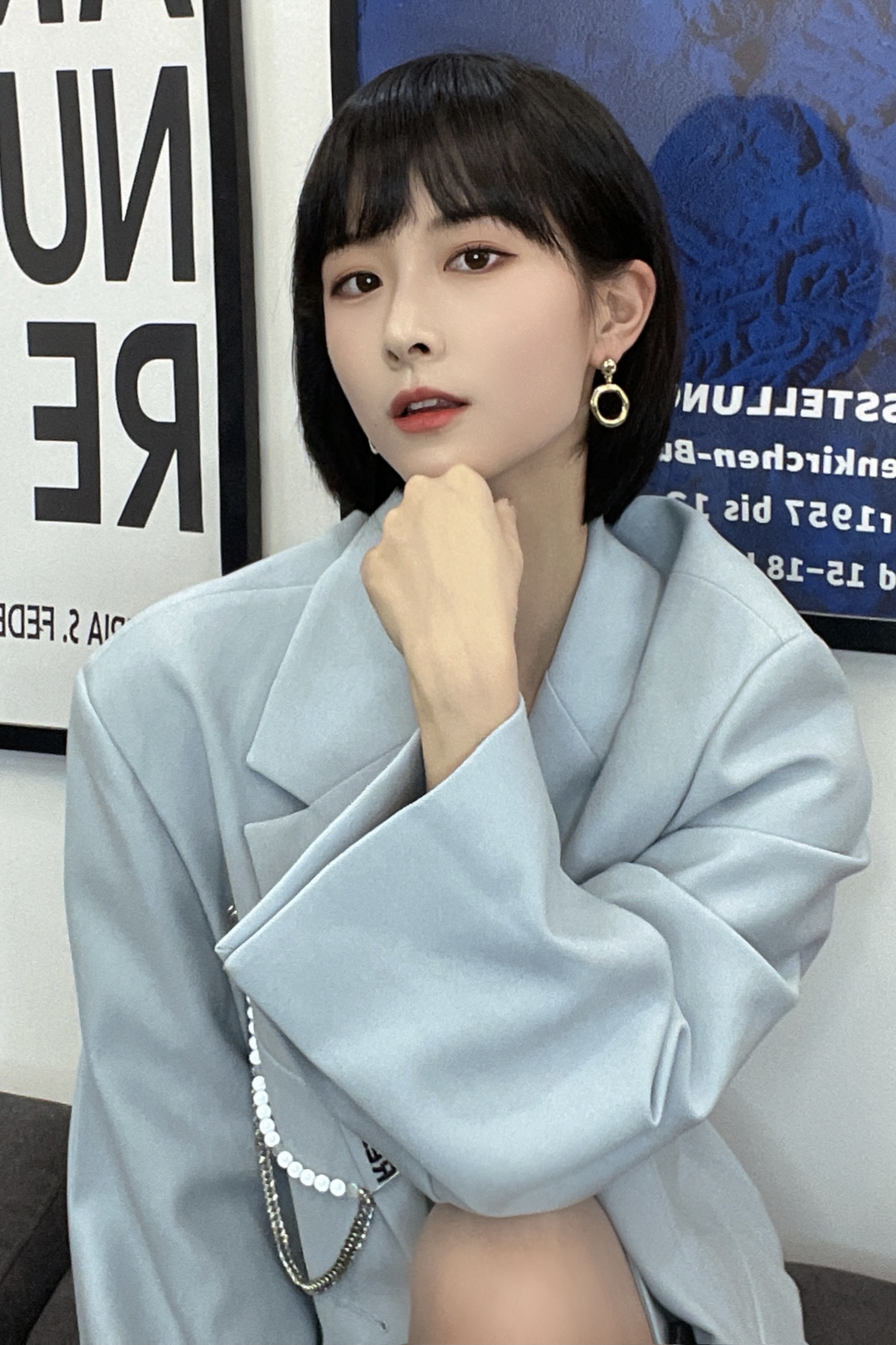  p>张艺,1994年11月22日出生,毕业于北京现代音乐