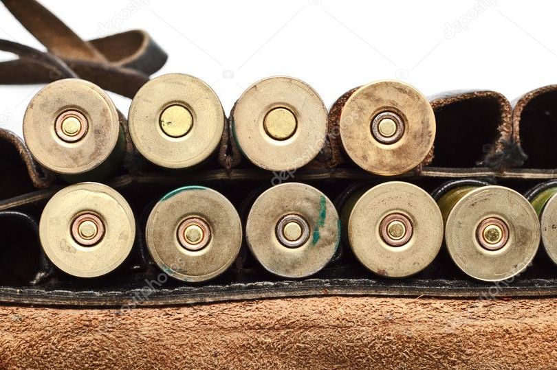  p>传统上指的是长条形布袋或皮带,可斜挂肩上或系在腰间,上有多个小