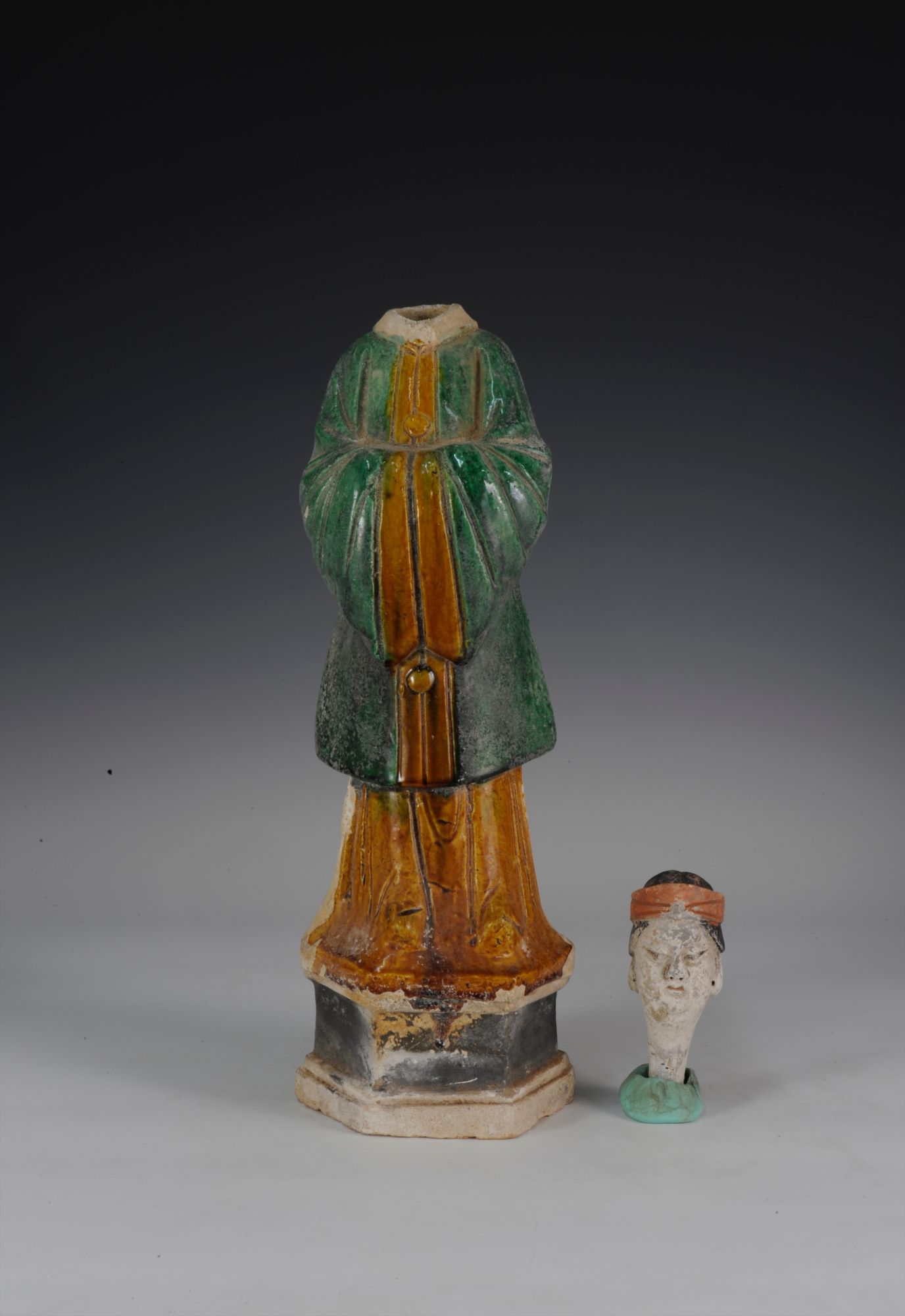 明代三彩陶女俑