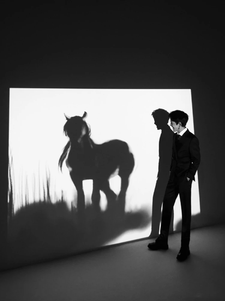  p>丁真珍珠(汉语名:丁真),藏族,中国内地男歌手