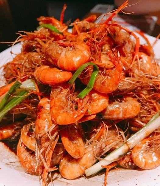 ">老头儿油爆虾是以带鱼,油爆虾为主料制作的菜品,最家常的杭州美食