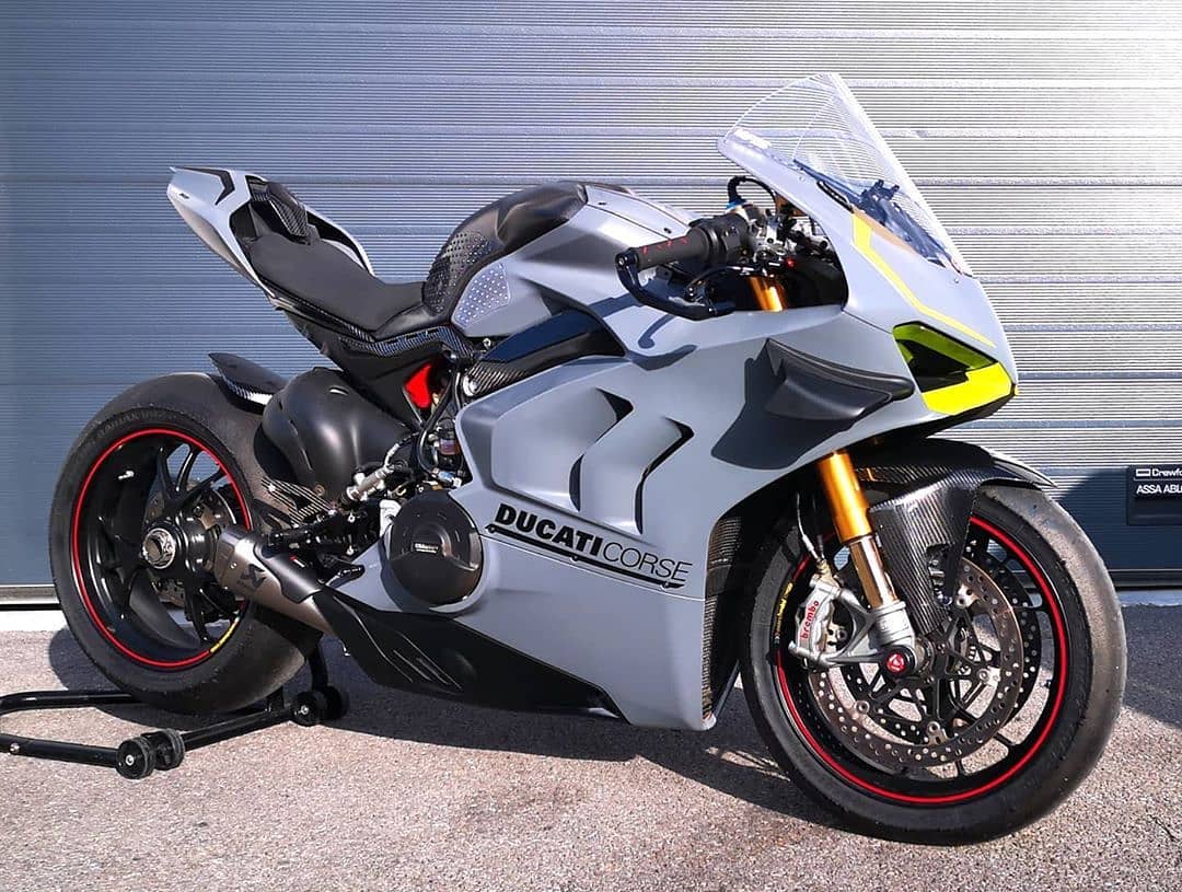 "机车"是台湾用词,指摩托车,即由引擎驱动的二轮或三轮机动车.