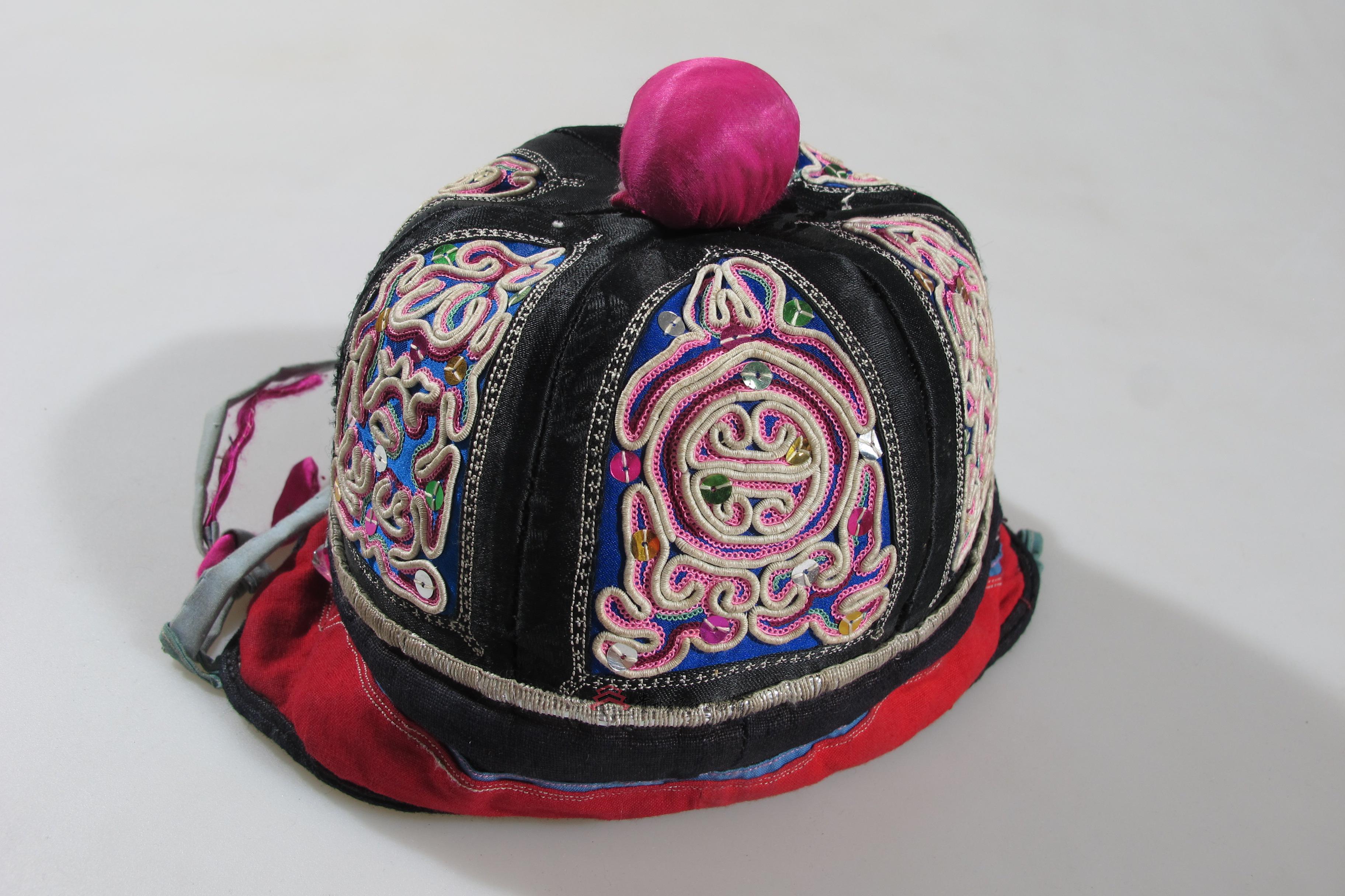 当代黎平侗族彩色盘金绣童帽