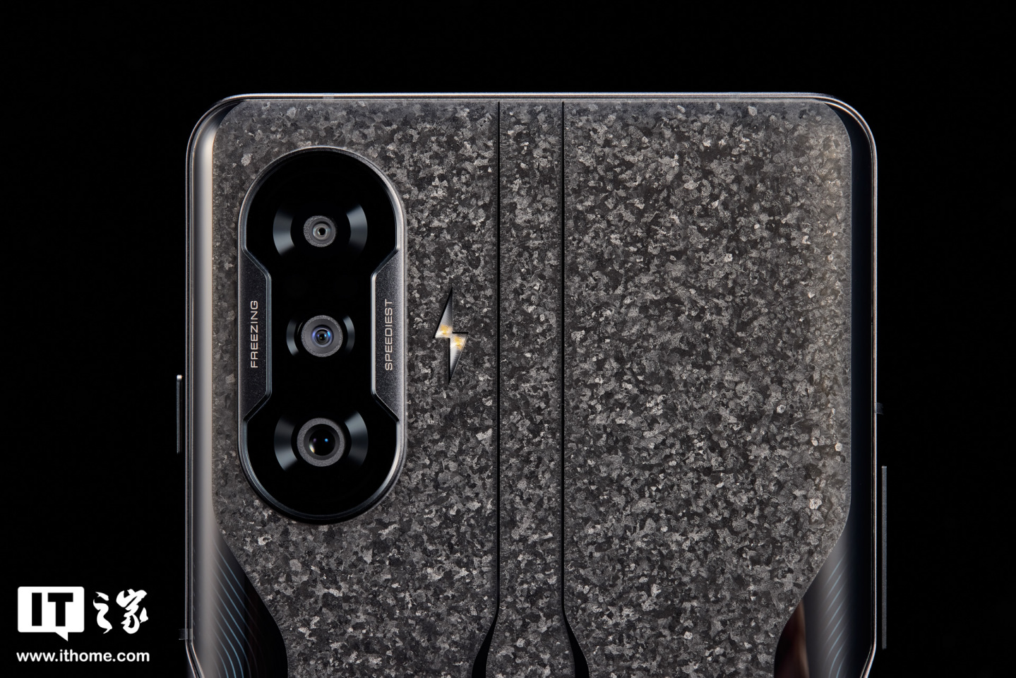 IT之家开箱」Redmi K40 游戏版逆鳞特别款图赏：独特微晶工艺_