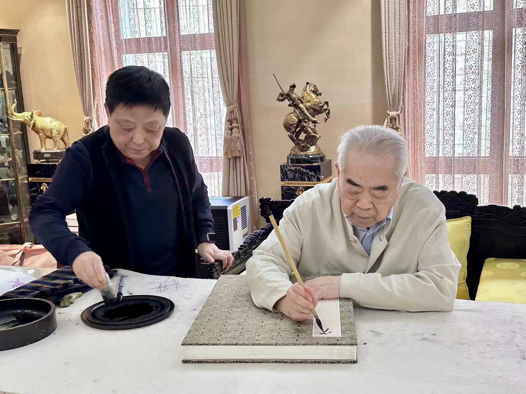  p data-id="tddv3l6q8z7i">肖勇,汉族,1954年生,北京市人,研究生学历