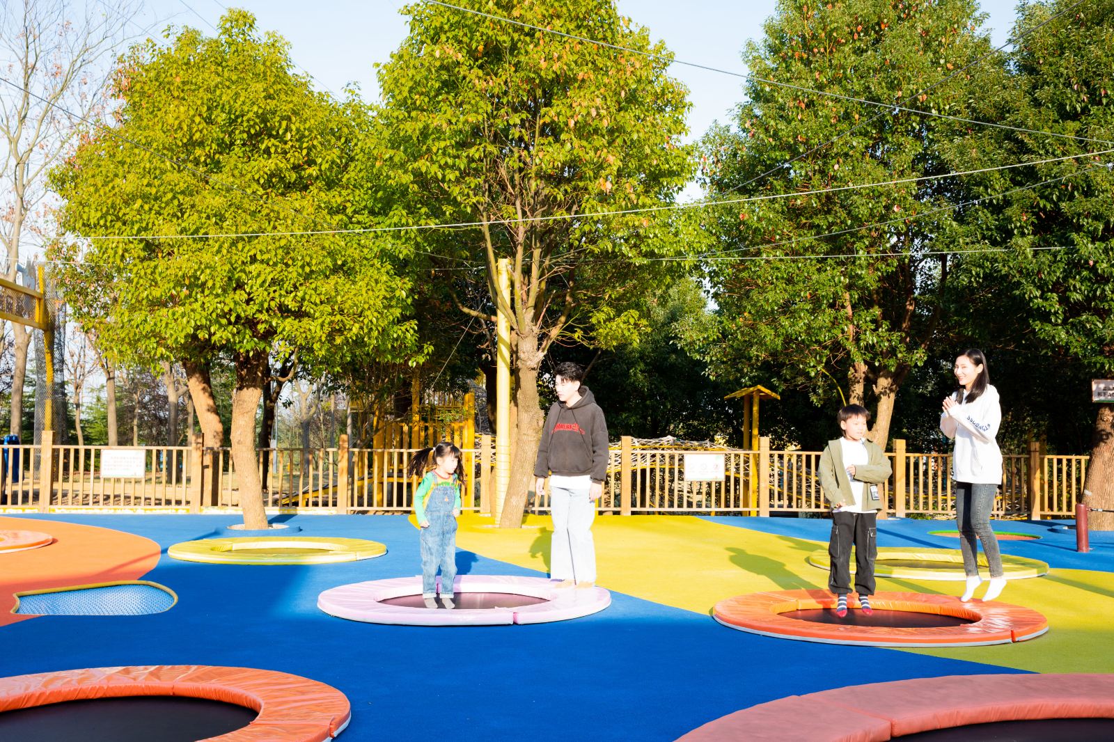 松鼠部落森林假日公园位于南京市浦口区汤泉街道泉东社区银泉路88号