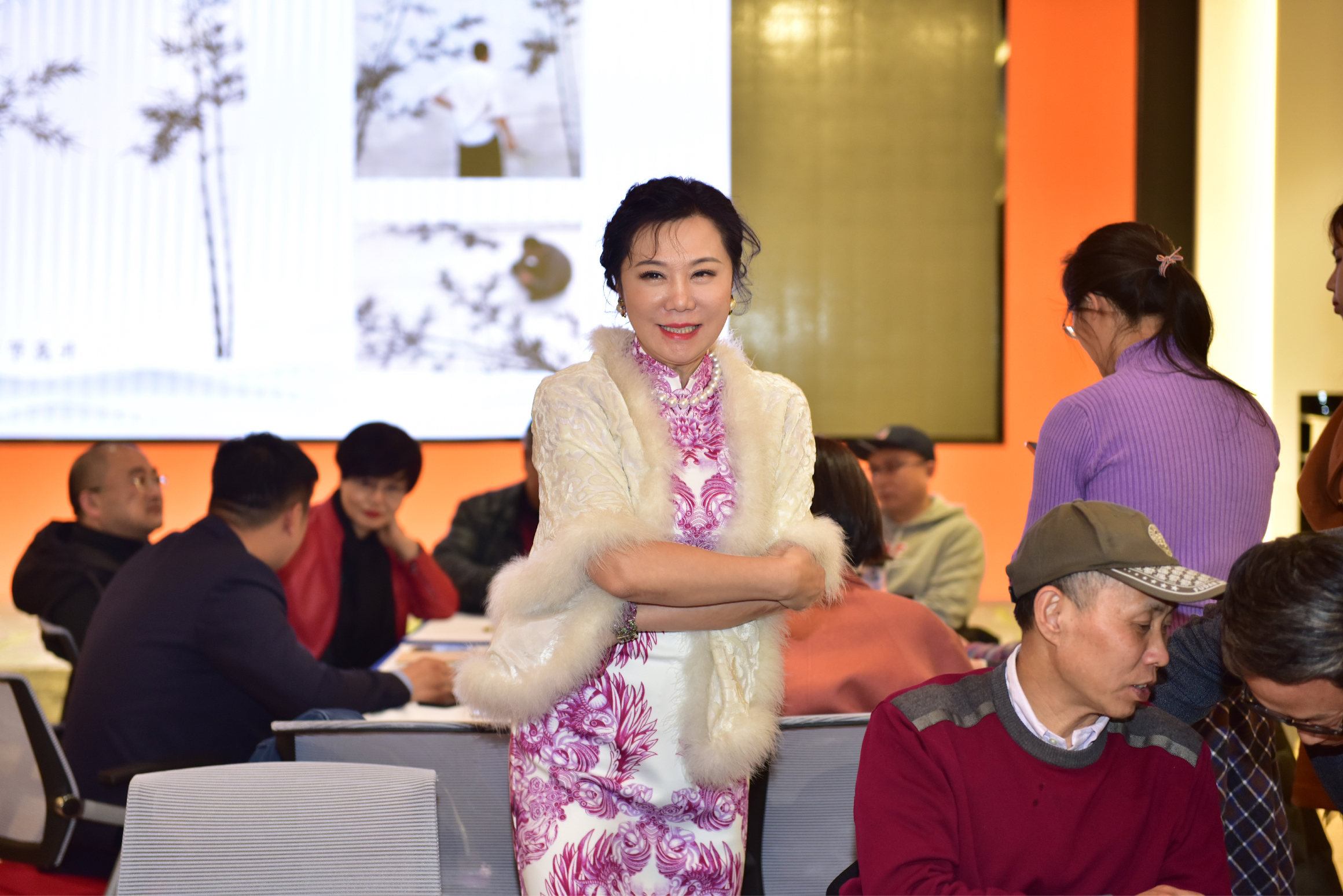  p>张露,教授,新加坡著名华文女作家,新加坡宝路集团董事长, a target