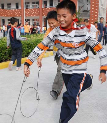  p>滚铁圈,俗称"滚轱辘圈",是一种七八十年代农村里的游戏,既是娱乐