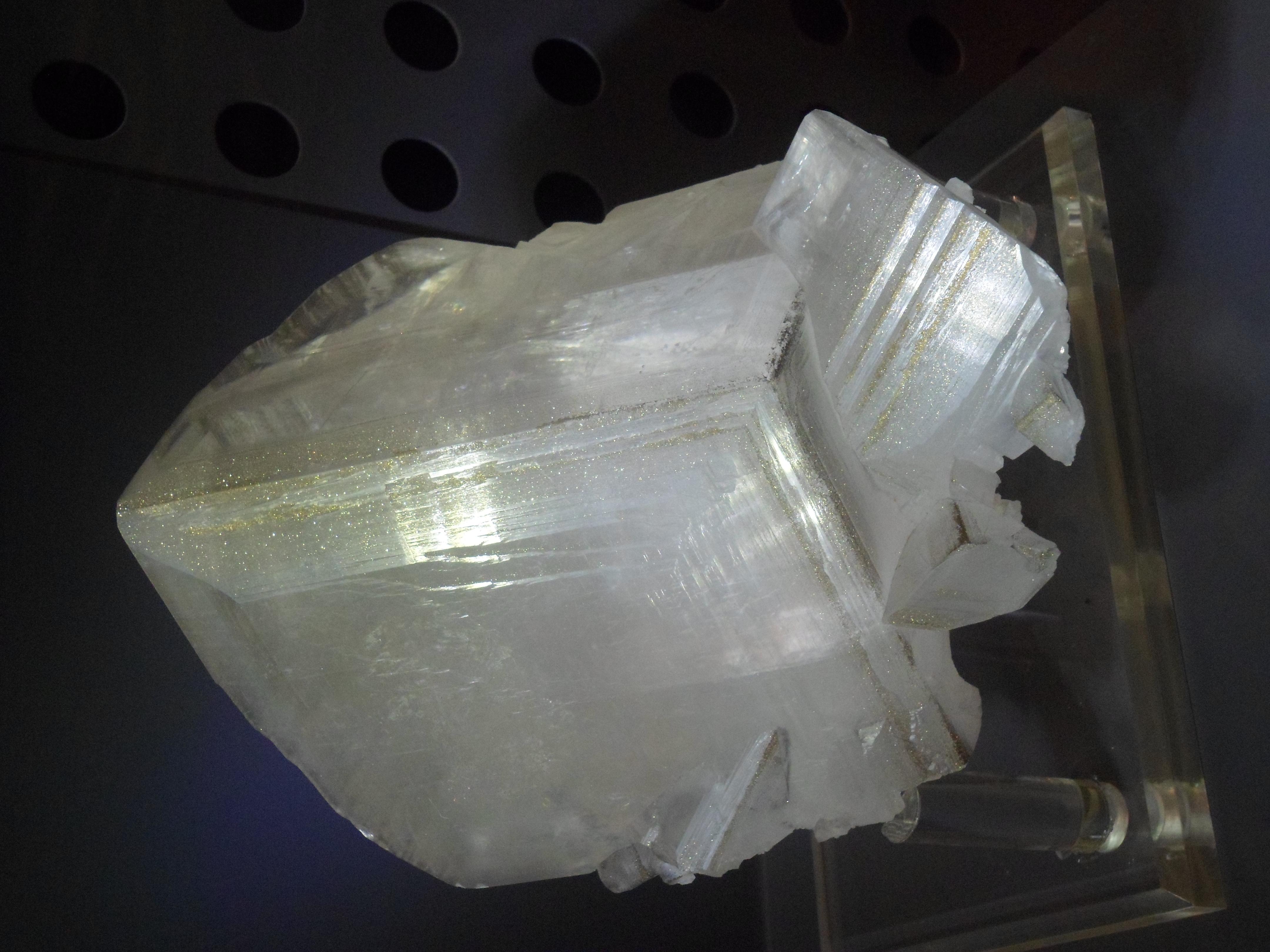  p>冰洲石(iceland spar),即无色透明的 a target="_blank" href="