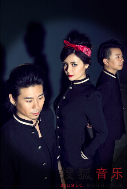 女歌手, a target="_blank" href="/item/小爱与花儿乐队/15986119"