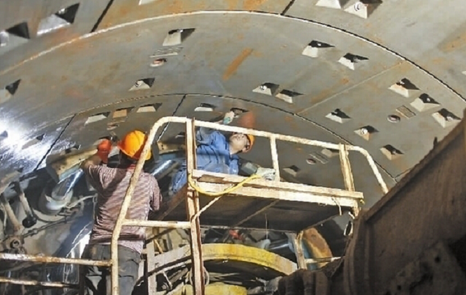  p>管片衬砌,用在工厂或工地预制的构件拼装而成的隧道衬砌,采用装配