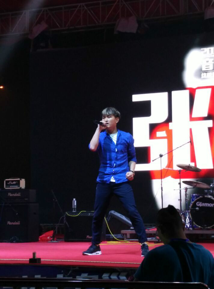  p>歌曲《机器铃 砍菜刀》(又作《机器灵 砍菜刀》),是山东济宁 a