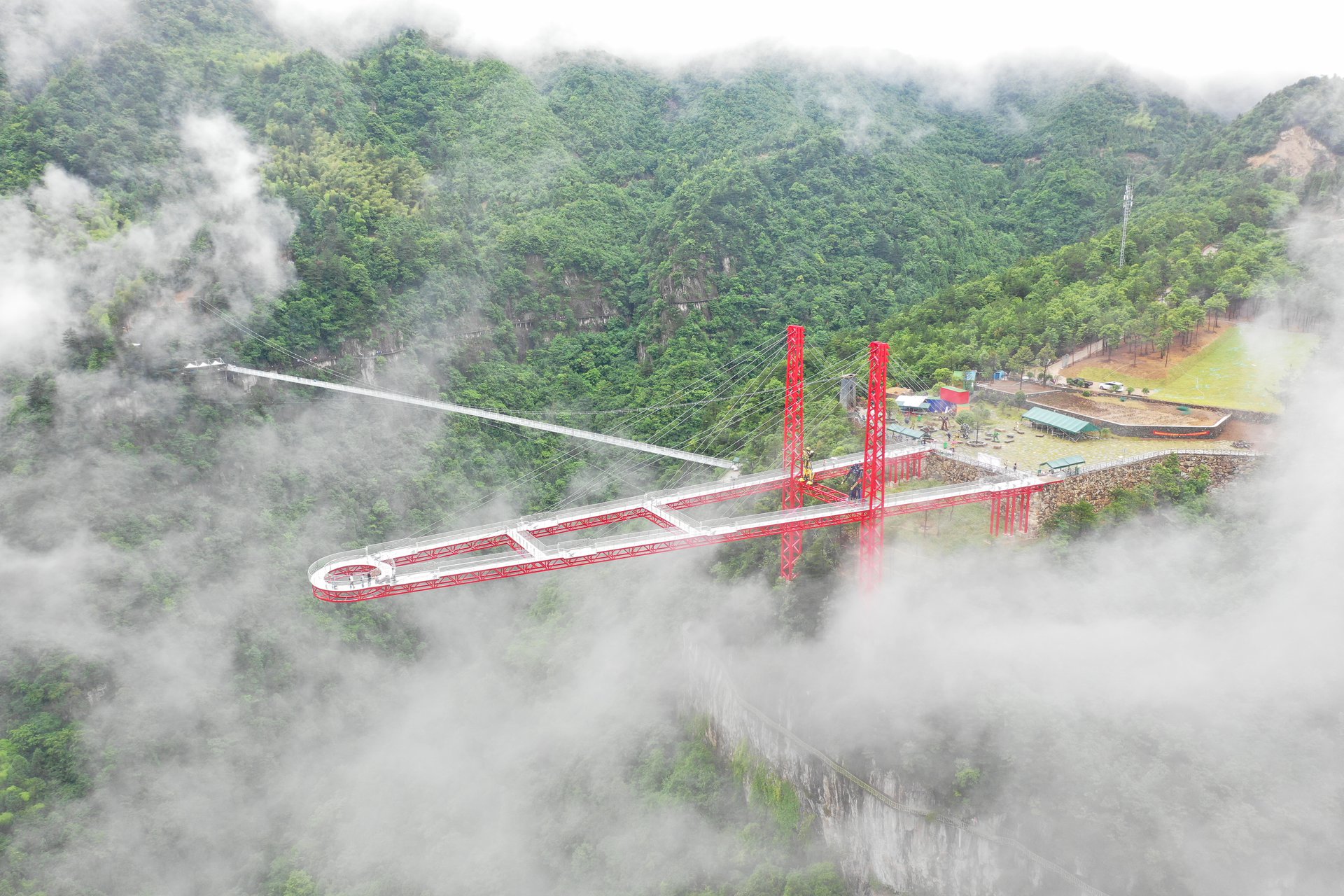 位于浙江省金华市磐安县盘峰乡灵江源村,深藏在原始村落之中,离磐安