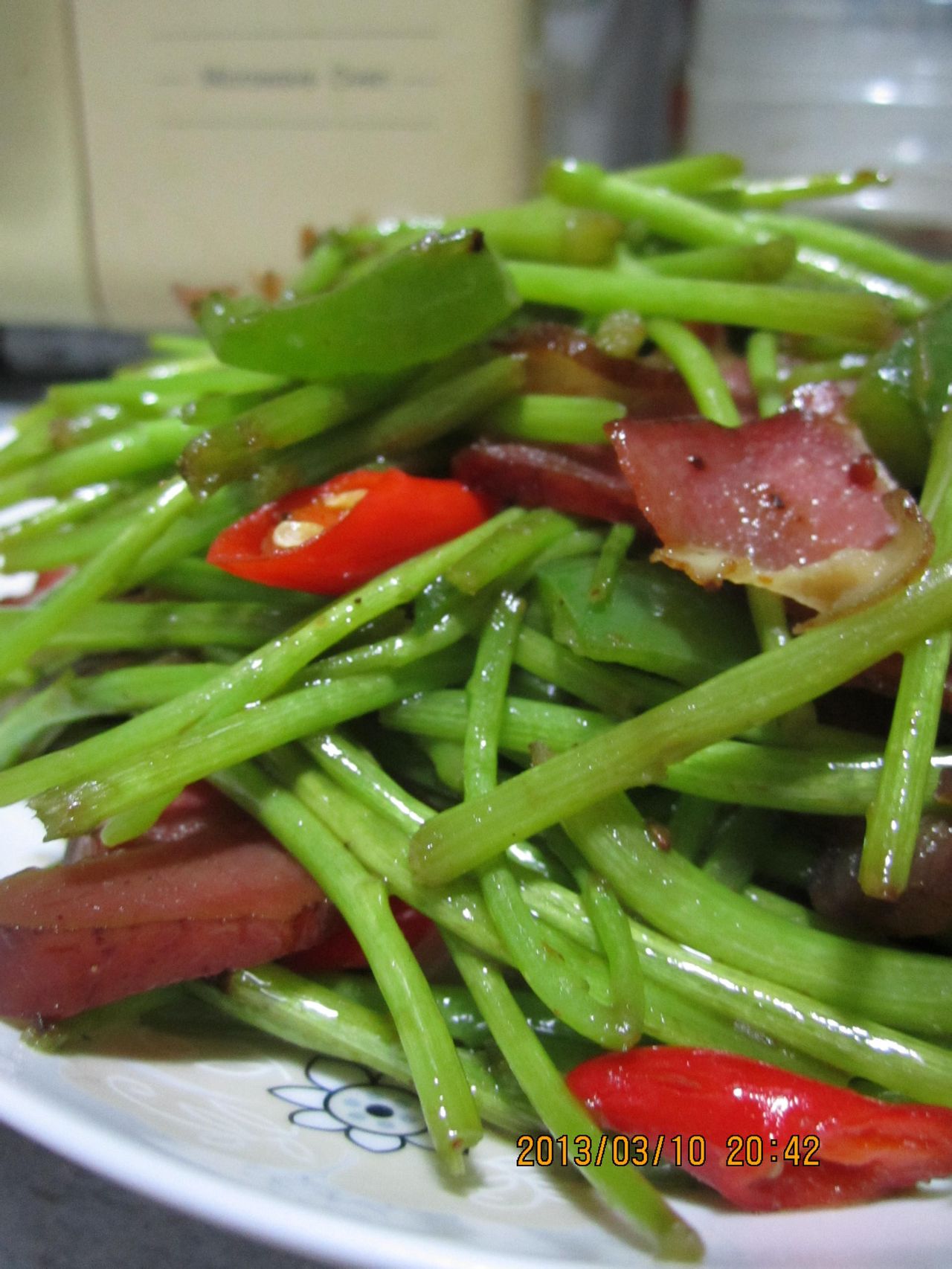  p>黎蒿炒腊肉是江西的一道特色菜.该菜为江西十大经典名菜. /p>