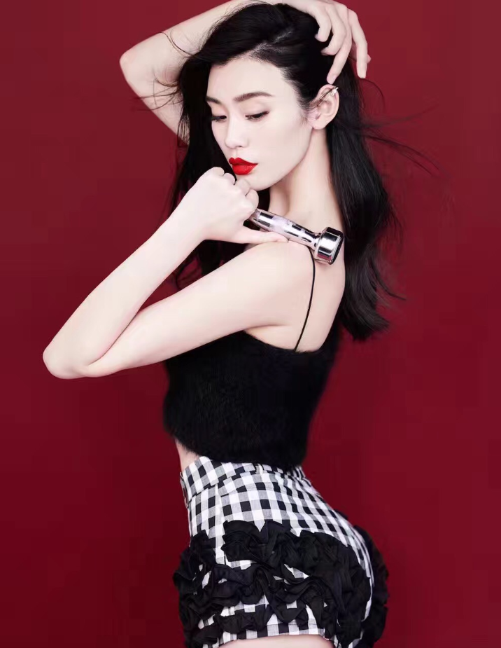  p>李薇,女,著名的独立服装设计师,东方卫视,全明星跨界创意时尚真人