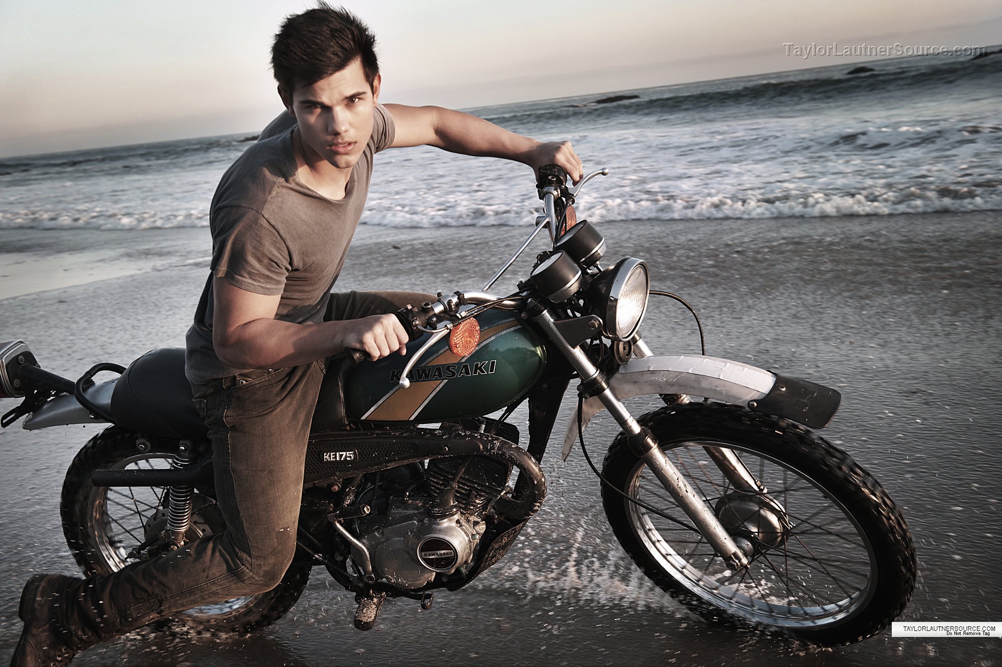 p>泰勒·洛特纳(taylor lautner),1992年2月11日出生于美国密歇根州